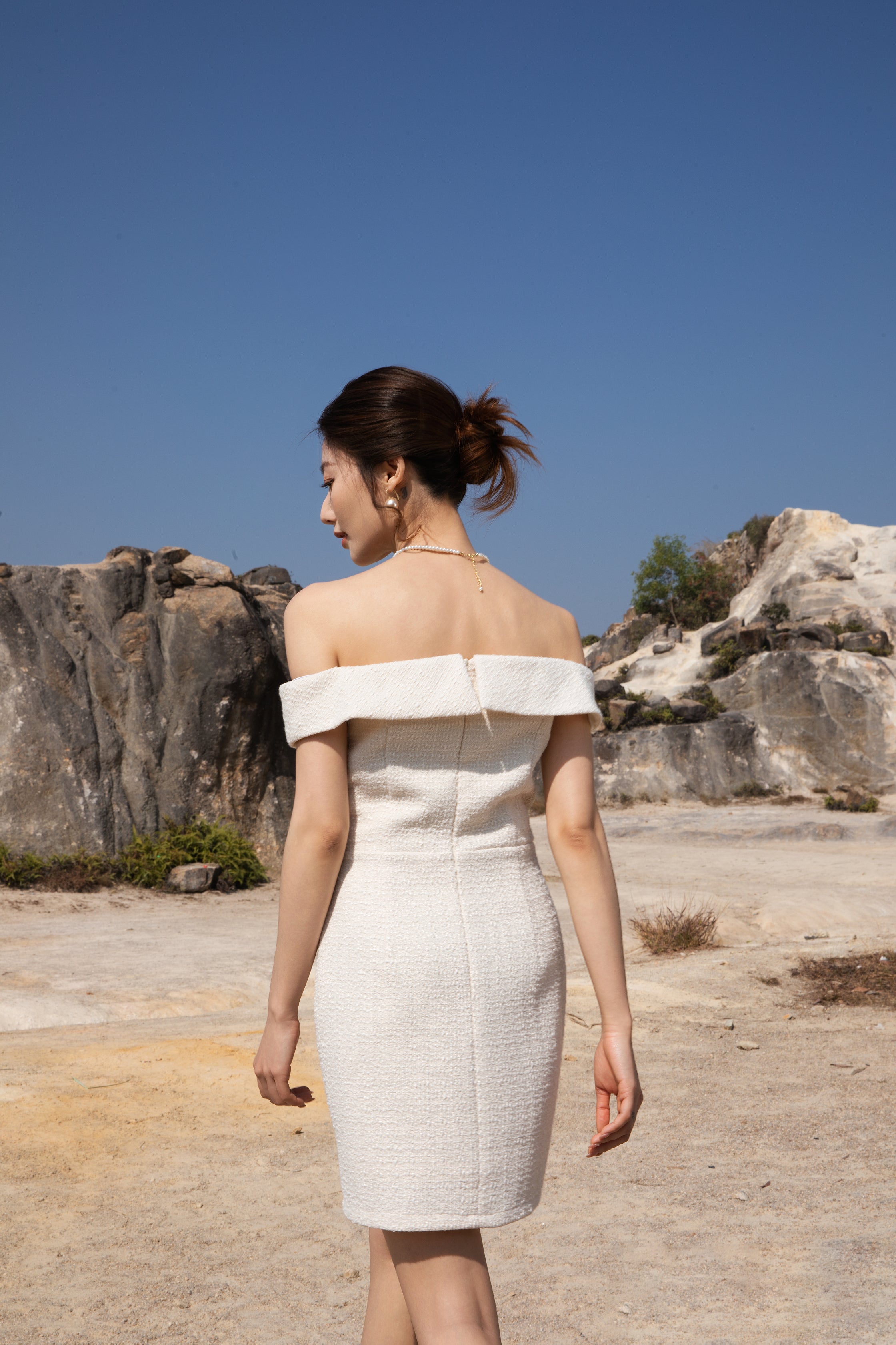 Xīn Yuè Brilliant Off Shoulder Short Dress