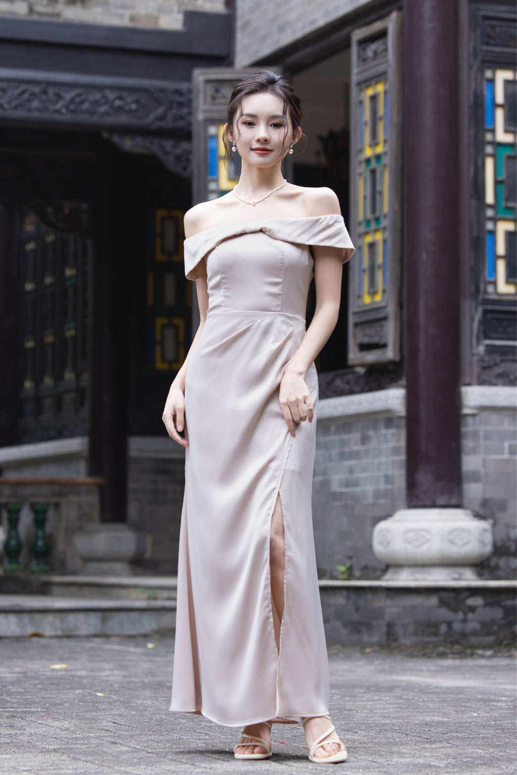 Jin Yuè Elegant Slit Maxi Dress