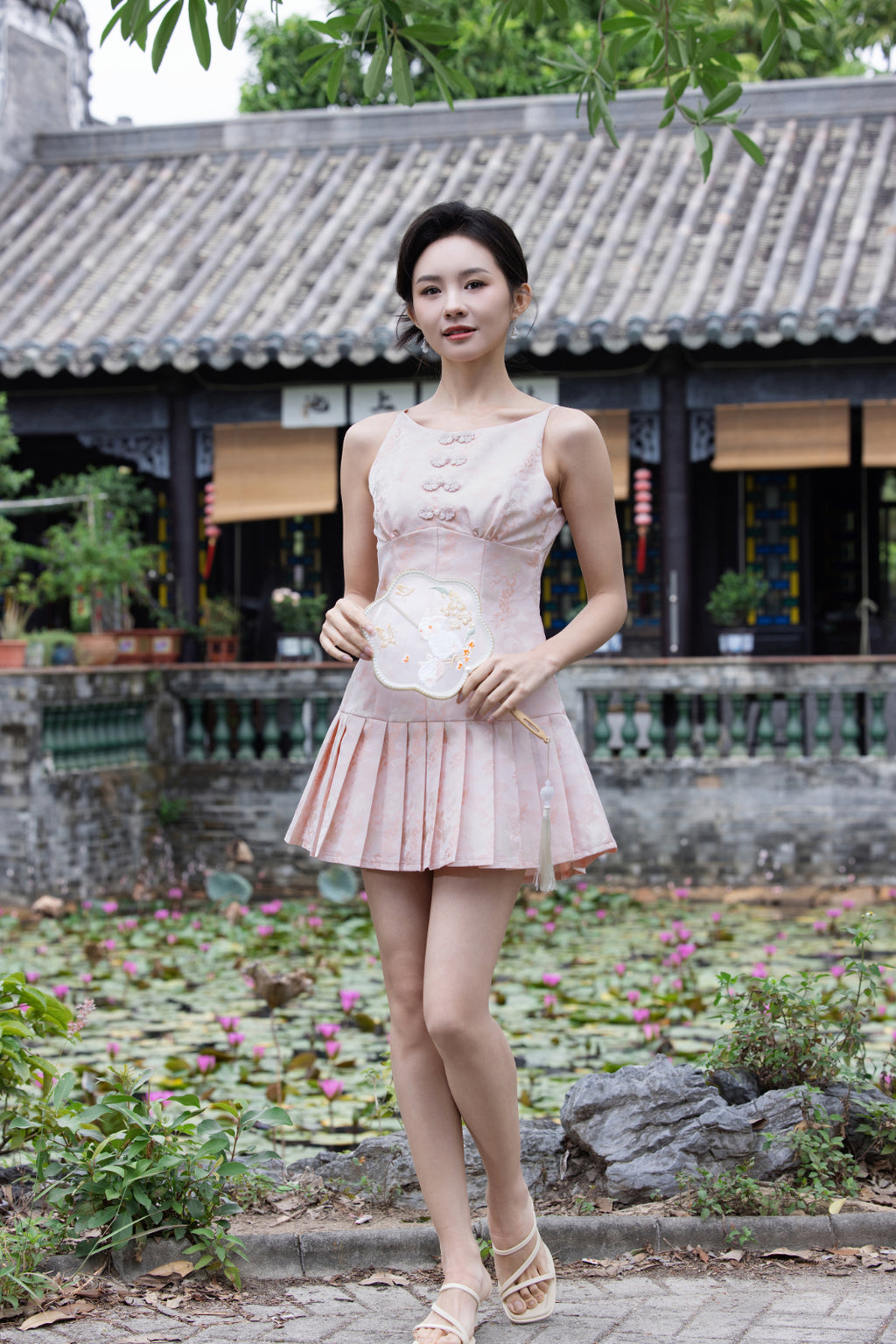 Jin Yuè Oriental Pleated Qi Pao