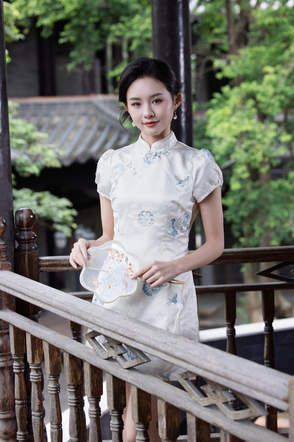 Jin Yuè Twining Floral Qi Pao
