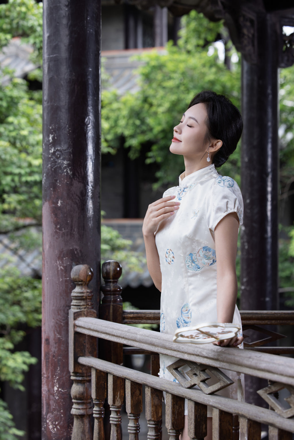 Jin Yuè Twining Floral Qi Pao