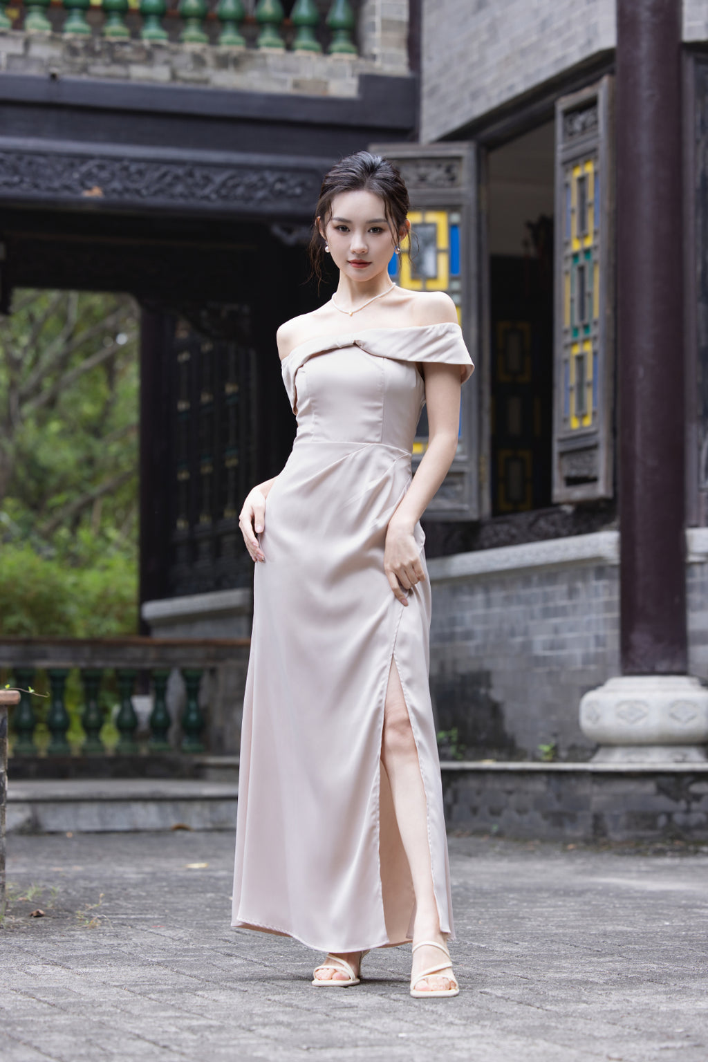 Jin Yuè Elegant Slit Maxi Dress