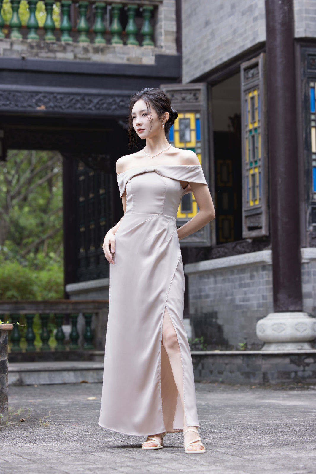 Jin Yuè Elegant Slit Maxi Dress