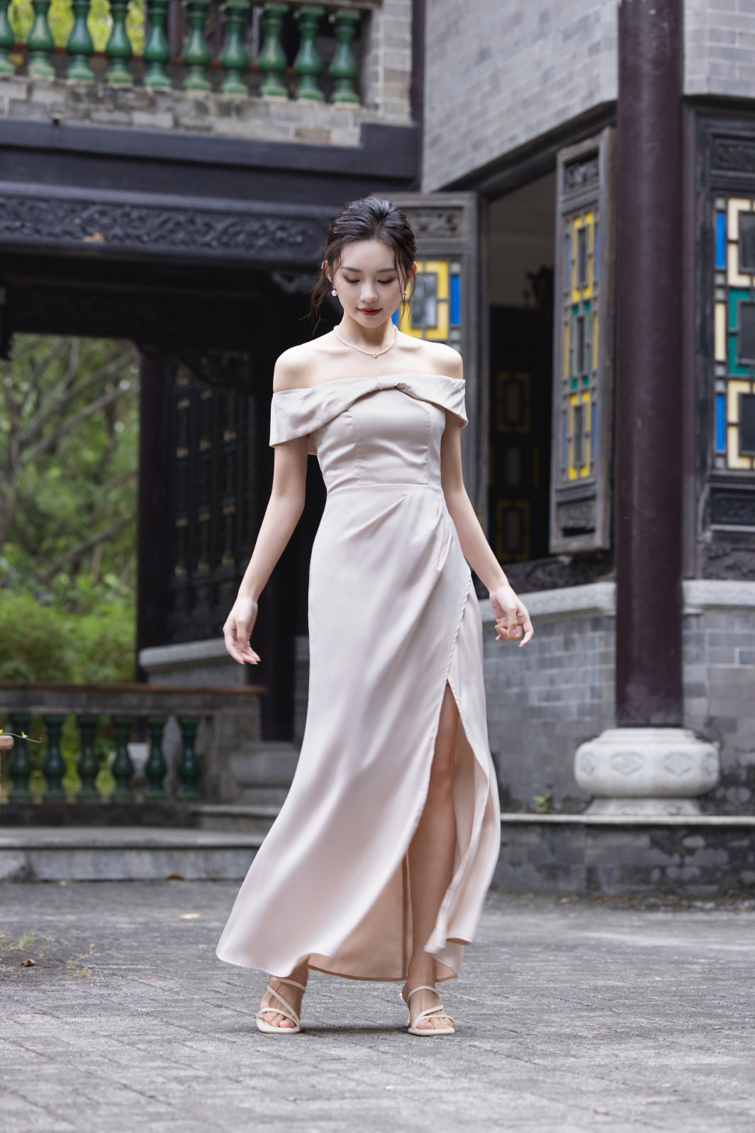 Jin Yuè Elegant Slit Maxi Dress